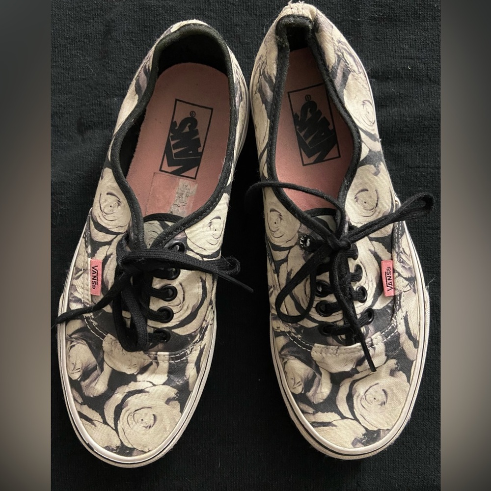 VAN'S Off The Wall Black and White Roses EUC Slightly Worn  8 women 6.5 mens